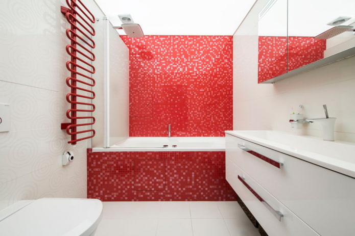 salle de bain dans les tons rouge et blanc